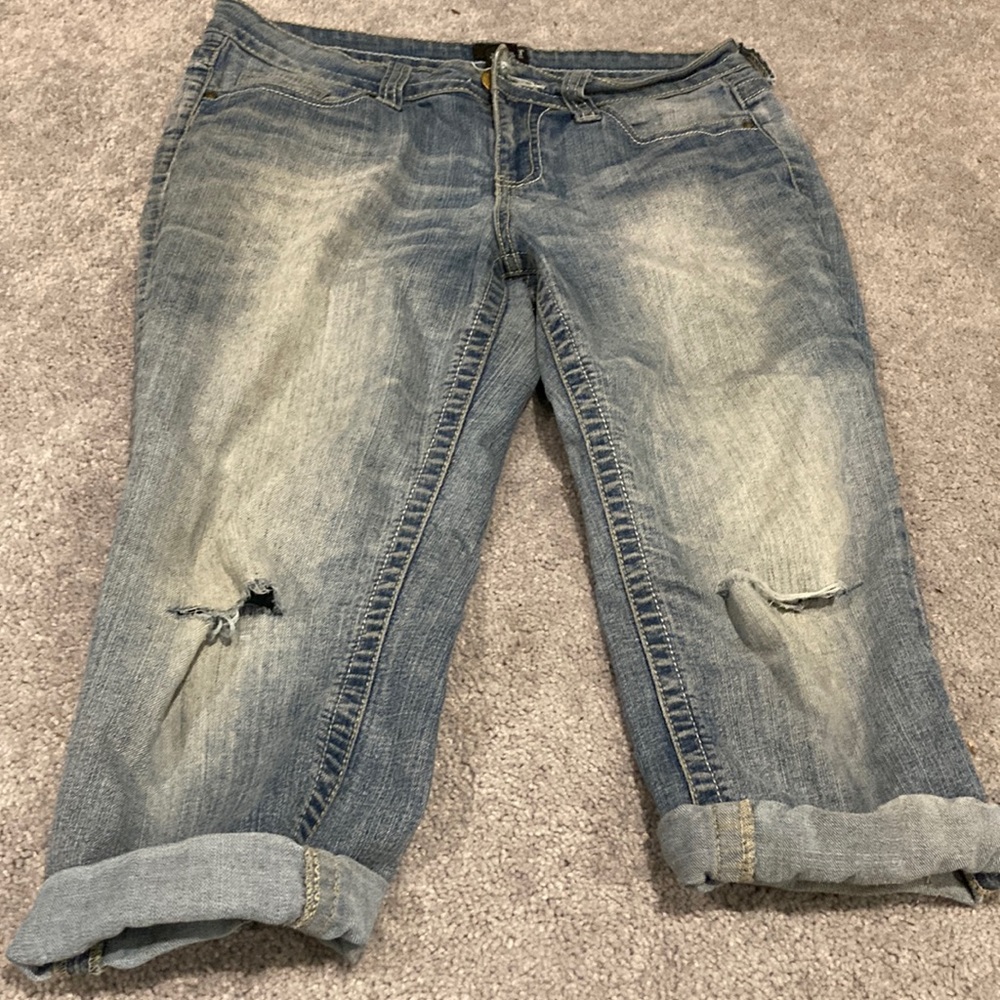 a.n.a - A NEW APPROACH Distressed Capri Jeans - Picture 1 of 10